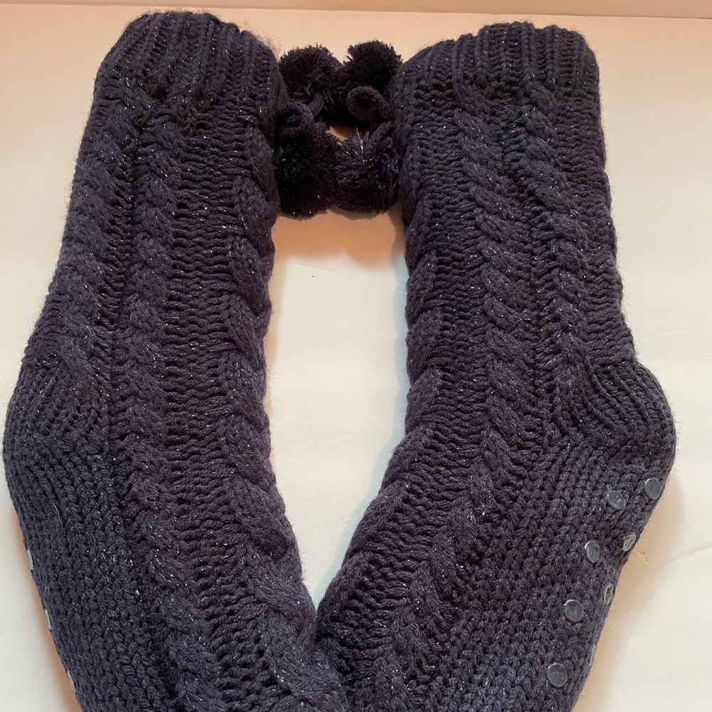 NWOT Comfy black slipper socks. Sherpa lining for comfort & warmth.size 7-9 wmns